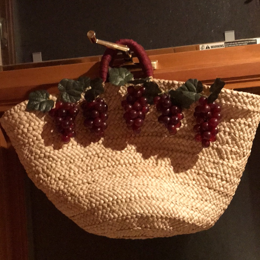 🍇 Straw Bag with Grapes!